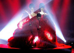 Hà Hồ, Thanh Hằng nhảy bốc lửa trên sàn catwalk