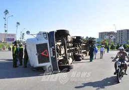 Xe container 'ngửa bụng' giữa vòng xuyến