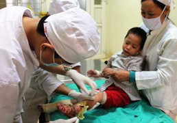 Ngâm chân nước ấm, con mất 5 ngón chân