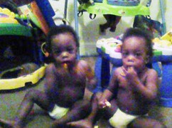 Nghịch bếp gas, hai bé song sinh tử vong