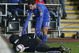 Có thật Hazard đã đá vào bé nhặt bóng?