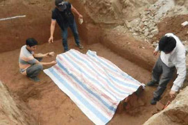 Mộ cổ giữa nút giao thông ở thủ đô: Được xây bằng gì?