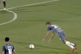 Xem CLB hụt của Công Vinh phối hợp đá phạt kiểu hít đất