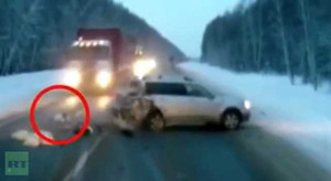 Video: Bị ô tô đâm, bé gái 1 tuổi vẫn thoát chết