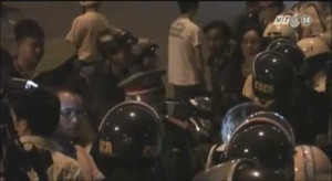 Video: Theo chân cảnh sát truy quét tội phạm trong đêm