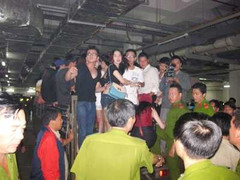 200 cảnh sát đột kích quán bar giữa Sài Gòn