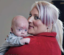 Núm vú kẹt trong miệng, bé sơ sinh suýt mất mạng