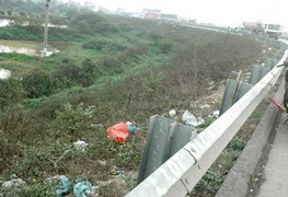 Hà Nội: Phát hiện thi thể cháy đen bên vệ đường