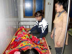 Đánh bạn dã man, nữ sinh khóc ân hận