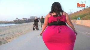 Cô gái sở hữu vòng ba 'khủng' nhất thế giới