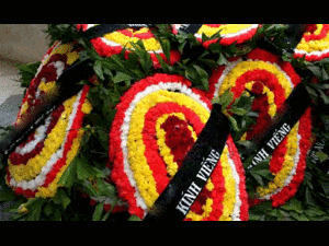 Đám tang công chức: Được viếng vòng hoa, rắc vàng mã