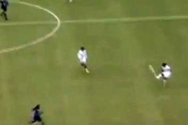 Sốc toàn tập với pha đốt lưới nhà từ giữa sân