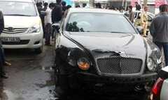 Đối đầu 4 xe máy, siêu xe Bentley gặp hạn ở Hà Nội