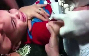 Tức giận clip mẹ giữ chặt người, bắt bé 3 tuổi xăm tay