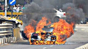 Audi R8 bốc cháy ngùn ngụt tại triển lãm siêu xe