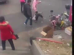 Trung Quốc: Bố tung chân đá con nhỏ liên tiếp trên phố