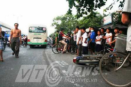 Bay vào làn ô tô, thanh niên bị xe buýt kéo lê 10m