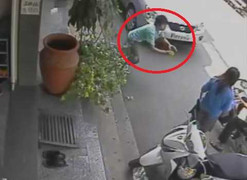 Clip: Lao vào thiếu nữ cướp tiền ngay giữa phố