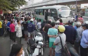 Va chạm với xe buýt, lái xe máy chết thảm