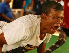 Kinh dị ngôi làng ăn, ngủ, đùa giỡn với “tử thần”