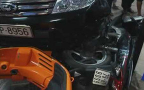 Ôtô Ford đâm gãy đôi xe máy Nouvo và Vespa