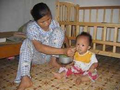 Mất con vì nhờ người mới quen trông giúp