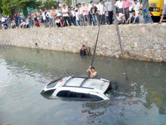 Kinh hoàng ôtô lao xuống cống, 3 người tử vong