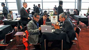 Bí ẩn 'thế giới ngầm' phía sau chợ cầu thủ