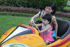 Sinh con gái một bề: Thưởng tiền, ầm ầm ủng hộ