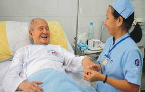 Dịch vụ chăm bệnh nhân ngày Tết: 700.000 đồng/ngày