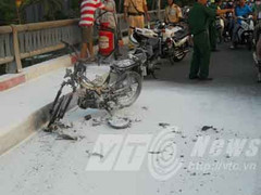 Xe máy rực lửa, cầu Bình Triệu tắc nghẽn 2 giờ