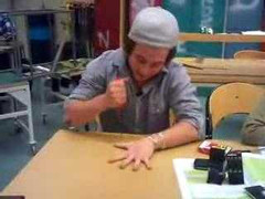 Thêm một thanh niên nghịch dại với dao nhọn