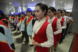 Kỳ lạ, sinh viên váy ngắn, chân dài mới được tuyển