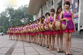 Sinh viên 'chân dài' kiếm bộn tiền dịp Tết