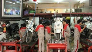 Dọn ôtô, sửa xe máy kiếm đậm ngày cận tết