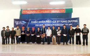 Tùng Dương đưa xuân về xứ sở 'Chiếc khăn piêu'