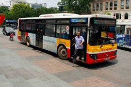 Côn đồ hành hung, nhân viên xe buýt nguy kịch