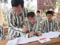 Cựu Hiệu trưởng mua dâm kể về những cái Tết trong tù