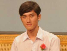 Cảm phục cậu sinh viên mồ côi nuôi em bại não