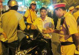 Lăng mạ Trung tá CSGT giữa trung tâm TP.HCM