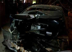 Hà Nội: Ôtô phóng như bay, húc tung gốc cây