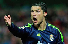 Ngắm lại siêu phẩm...'đốt lưới nhà' của Ronaldo