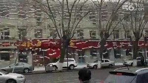 Choáng với cảnh tuyết rơi như thác đổ từ nóc chung cư