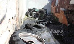 Xe tải bốc cháy ngùn ngụt lan sang khu dân cư
