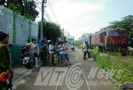 Tàu hỏa hú còi, cụ ông hái rau chết thảm