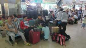 Thất nghiệp, dân bỏ phố ùn ùn về quê ăn tết sớm