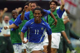 Ronaldinho: Chỉ Rooney đủ trình khoác áo Brazil