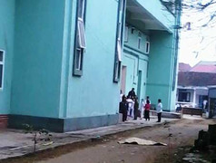 Đưa con vào viện, mẹ nhảy lầu 5 tự tử