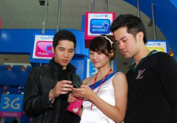 'Buôn' đủ chuyện, miễn phí 10 phút nội mạng VinaPhone