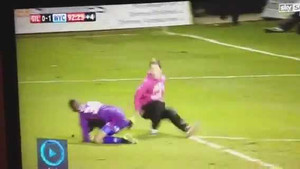 Bực mình, CĐV lao xuống sân 'tẩn' thủ môn